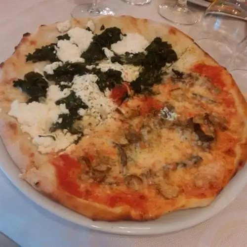 Половина пиццы со шпинатом, рикоттой и грибами