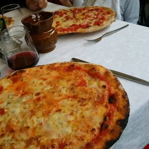 Огромный пирог из 4 сырных начинок рядом с легкой Маргаритой.