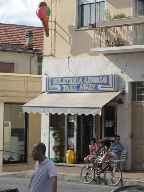 Горожане наслаждаются мороженым в Gelateria Angelo