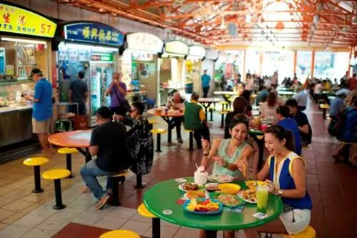 В Maxwell Hawker Center посетители могут найти вкусные блюда местной кухни и попробовать настоящую сингапурскую кухню в одном месте.