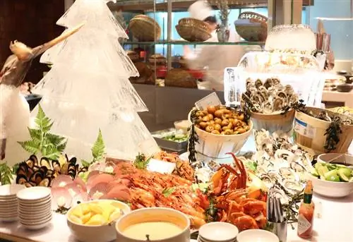 Праздничные торжества в кафе Lemon Garden отеля Shangri-La, Куала-Лумпур