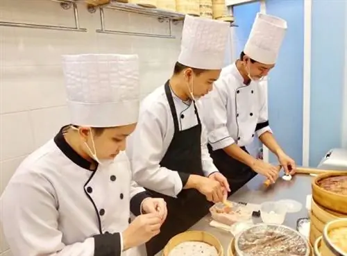 Все блюда Сяо Лонг Бао из Bai Nian Tang Bao готовятся на кухне свежими.