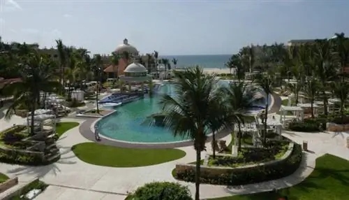 С балкона с видом на заднюю половину отеля Iberostar Grand Paraiso.