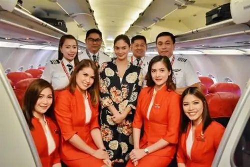 Мисс Вселенная 2015 Пиа Вурцбах с (справа налево) генеральным директором AirAsia Philippines капитаном Декстером Комендадором, капитаном Кинтанаром, директором по производству полетов Гомером Монреалем и первым помощником Кристин Бониэль в окружении бортпроводников.