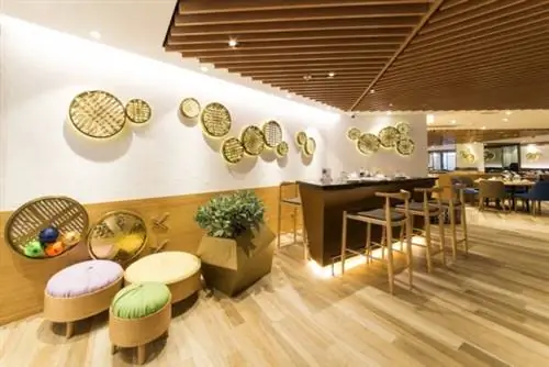 Отмеченный множеством наград китайский ресторанный бренд Crystal Jade La Mian Xiao Long Bao продолжает свою историю бурного успеха в Гонконге, расширяясь в торговом центре MOKO в Монгкоке и представляя обновленный новый облик первых в Гонконге китайских батончиков с лапшой ручной работы.