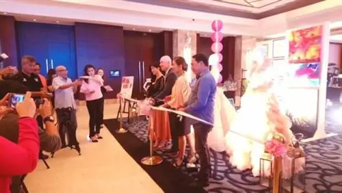 Страстная церемония перерезания розовой ленточки