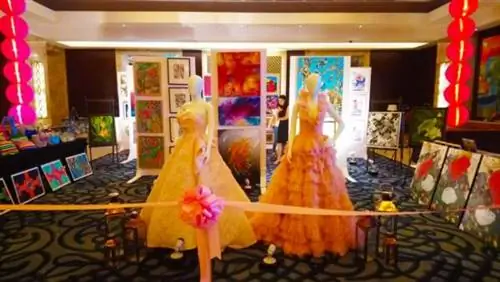 Во время мероприятия выставляются различные произведения искусства.