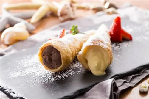 Завершает традиционное меню знаменитый баскский десерт в стиле профитролей - кондитерские трубочки с шоколадным кремом и ванильным кремом.