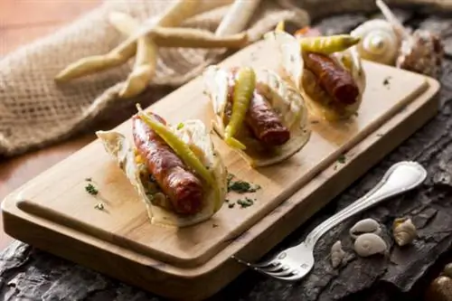 Кукурузная тортилья с испанской колбасой Тхисторра и луком сидра представляет собой восхитительную копченую колбасу чоризо, приправленную копченой паприкой Pimentón de La Vera и свежим чесноком.