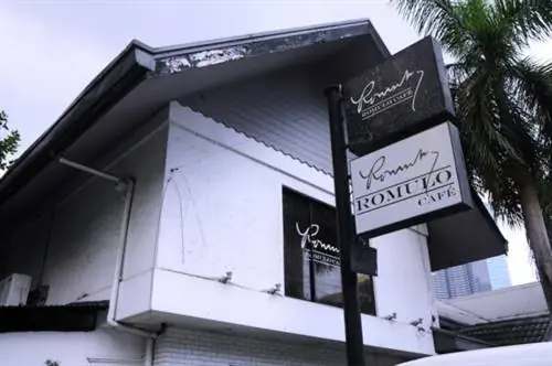 Фасад или Ромуло Кафе Макати