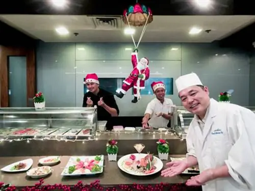 Шеф-повар Хиро - ваш гостеприимный Санта в этот сезон надежды! Ресторан Kitsho и сакэ-бар готовятся к курортному сезону