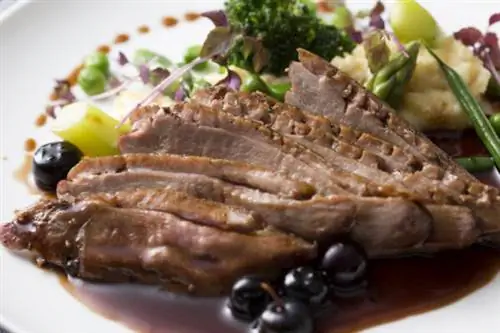 Жареная французская утиная грудка подается с винным соусом Пино Нуар и травами