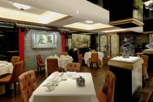 Greater China Club - это роскошное клубное заведение, где можно насладиться изысканной кантонской и французской кухней, а также искусством, вином и сигарами. Открытый в июле 2015 года клуб Greater China Club расположен в обновленном и креативном здании D2 Place One в Западном Коулуне.