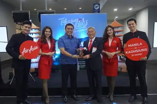 (третий слева) Генеральный директор и пилот AirAsia Philippines капитан Декстер Комендадор и посол Майкл Пейюнг Сюй из Тайваньского экономического и культурного управления в окружении бортпроводников AirAsia