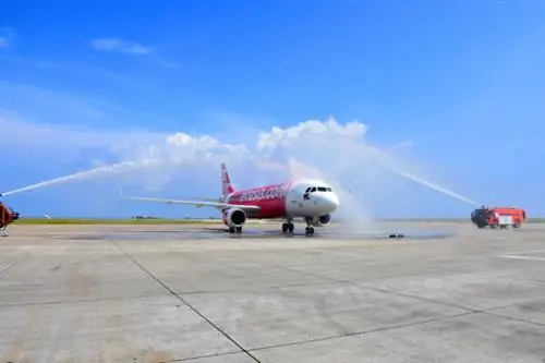 Совершенно новый Airbus A320 AirAsia, оснащенный акулами, получает традиционный салют из водометов по прибытии в международный аэропорт Лагиндинган в городе Кагаян-де-Оро 28 октября прошлого года, чтобы отпраздновать новый рейс авиакомпании из Кагаян-де-Оро в Манилу, Кларк, Себу и Илоило.