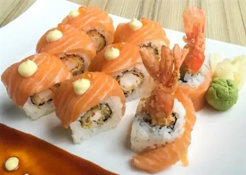 Роллы с лососем становятся еще более восхитительными благодаря начинке эби темпура.