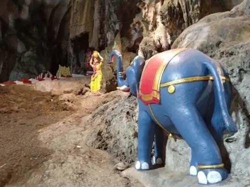 Инсталляции внутри пещеры