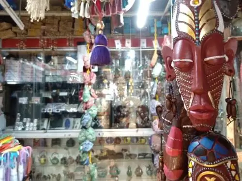 Сувенирные магазины в пещерах Бату