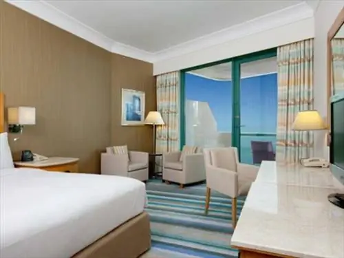 Представительский номер с 1 кроватью размера «king-size» и видом на море в отеле Hilton Dubai Jumeirah