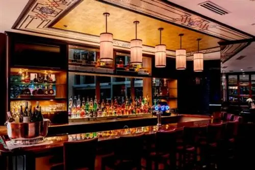Бар в стейкхаусе Wolfgang's BGC