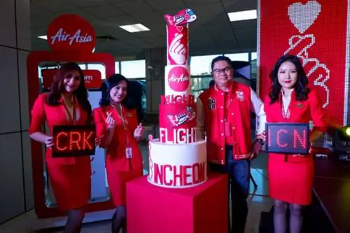 (третий слева) капитан Гомер Монреаль, директор по производству полетов AirAsia с бортпроводниками