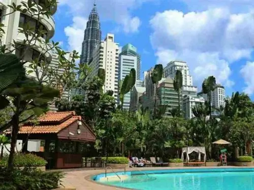 Бассейн отеля Shangri-La Kuala Lumpur