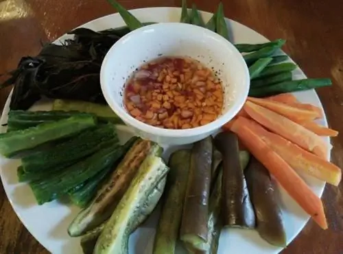 Вкусное филиппинское овощное блюдо