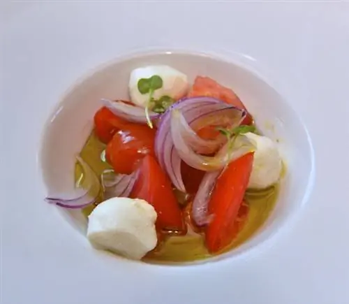Ensalada de Tomate Heirloom и мини-моцареллы с Oliviers&Co. Оливковое масло Monva из Испании.
