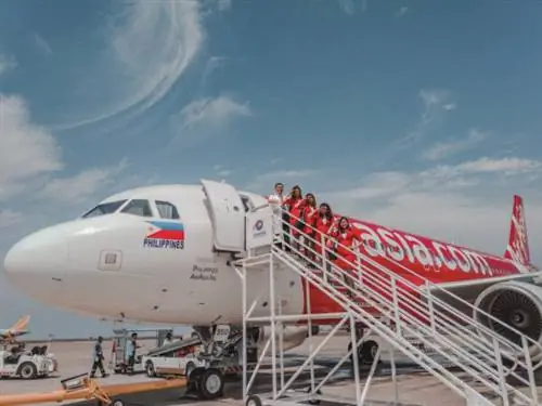 Капитан Комендадор и бортпроводники AirAsia Капитан Комендадор и бортпроводники AirAsia
