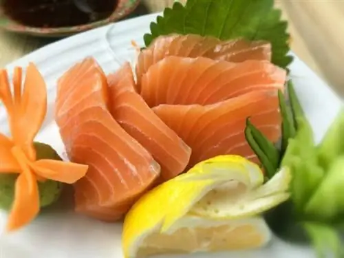 Сашими из лосося (538 филиппинских песо, включая чан) - основной продукт любой японской кухни.