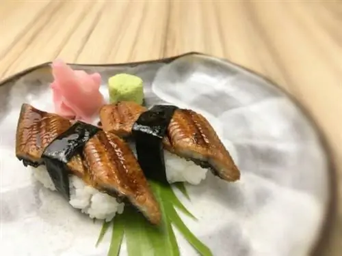 Обязательно попробуйте эти аппетитные суши унаги с открытым лицом (438 филиппинских песо, включая чан).