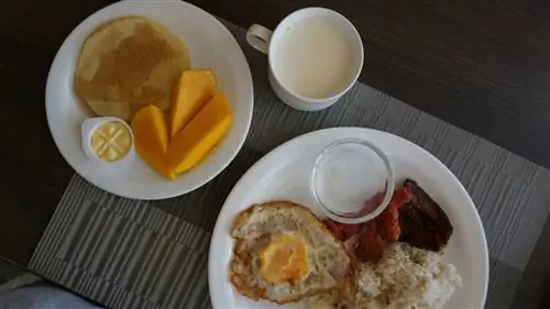 Филиппинский завтрак и блины, подаваемые со сладким манго Гимарас.