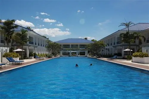 Этот спокойный отель расположен среди зелени и имеет прямой выход к песчаному пляжу, в 10 км от живописных видов на остров и руин заброшенного маяка Гуизи и в 24 км от паромного терминала Джордан-Уорф.