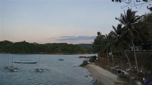 Мгновения перед закатом, когда небо истекает кровью над горизонтом.