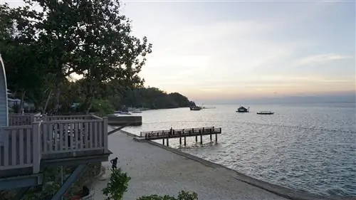 Мгновения перед закатом, когда небо истекает кровью над горизонтом.