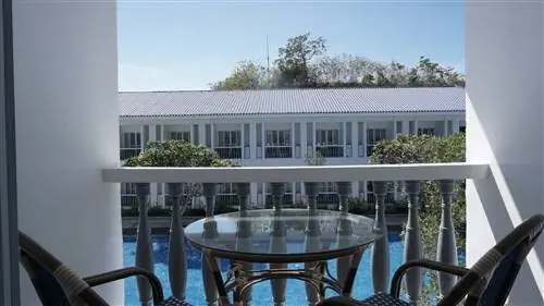 При регистрации заезда гостей встречают цветами. Номера курортного отеля Andana имеют успокаивающий бело-голубой интерьер, который перекликается с умиротворяющим видом на небо и бассейн прямо за окнами от пола до потолка.