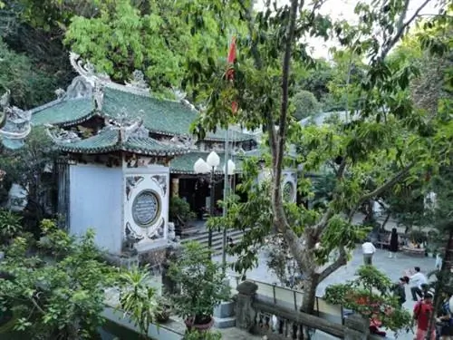 Один из храмов на вершине Мраморной горы.