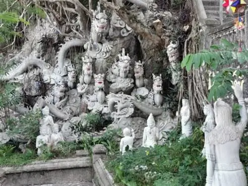 Одна из многих каменных скульптур в Мраморных горах.