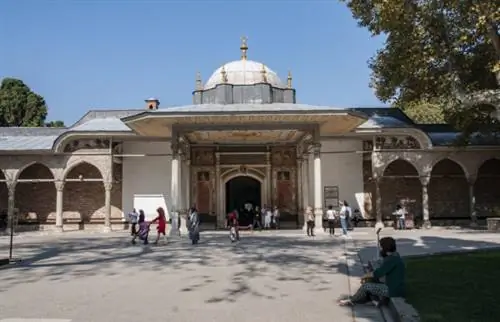 Ворота Белых евнухов - интересное название входа во 2-й двор Топкапы.