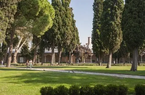 Один из ухоженных дворов дворца Топкапы.