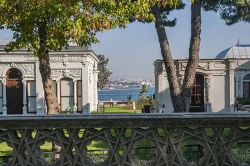 Очень приятно просто сидеть и смотреть на Босфор с одной из террас.