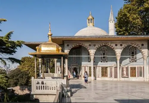 Из этого павильона с навесом открывается великолепный вид на Золотой Рог.