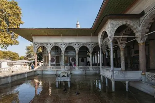 Этот Багдадский павильон был построен в память о взятии этого города в 1639 году. Внутри выложена прекрасная бело-голубая плитка.