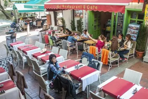 Один из многочисленных ресторанов в окрестностях Султанахмета, где можно полакомиться турецким шашлыком и местным пивом Efes.