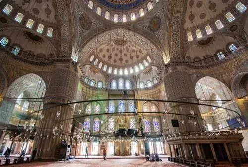 Над главным залом мечети парит круглая люстра.