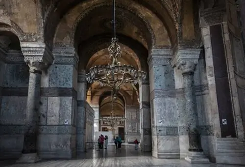 Облицованные мрамором стены показывают, насколько старо здание.