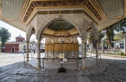 Это фонтан для омовения у входа в Айя-Софию, выполненный в стиле турецкого рококо.