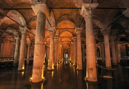 Каменные колонны и облицованные кирпичом арки поддерживают подземную крышу Цистерны Базилики под городом. Там еще есть вода, на полу плавают рыбки.