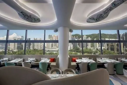 SKYE Roofbar and Dining (SKYE), открытый в сентябре 2016 года, представляет собой элегантный современный ресторан и бар с потрясающим видом на горизонт Гонконга, включая гавань Виктория и парк Виктория.