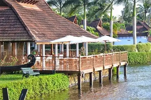 Плавающий бар на курорте Кумараком Лейк
